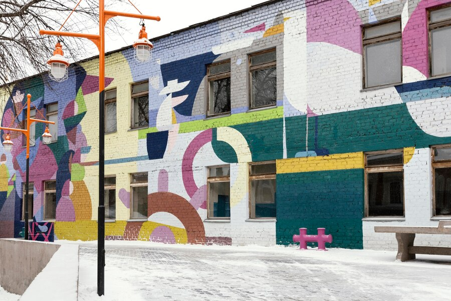 immagine di edificio con murales colorati. Spesso identificato come edificio di periferia.